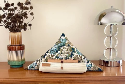 Coussin de lecture porte livre design et ergonomique samoussin fabriqué en France par la marque Aricomagic