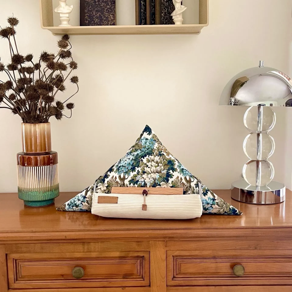 Coussin de lecture porte livre design et ergonomique samoussin fabriqué en France par la marque Aricomagic