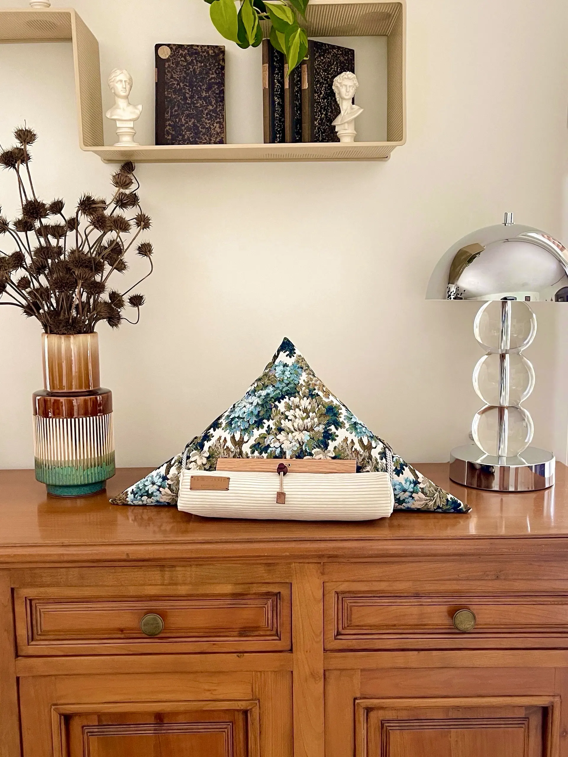 Coussin de lecture porte livre design et ergonomique samoussin fabriqué en France par la marque Aricomagic